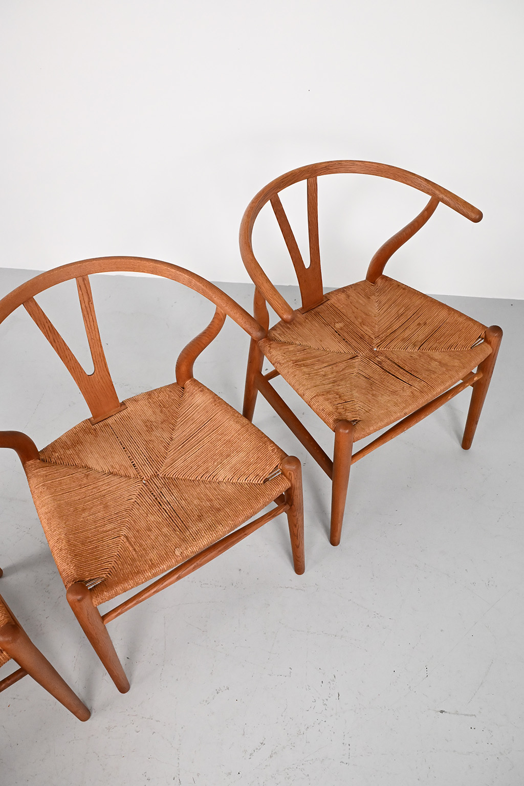 72357 Wishbone chairs CH24 04