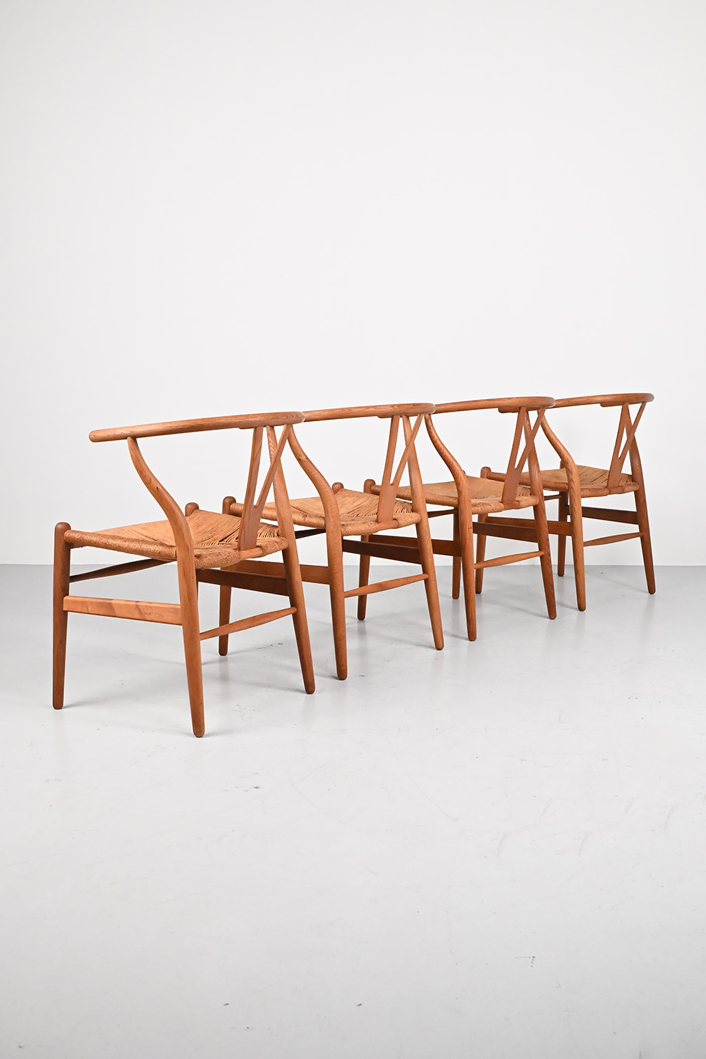 72357 Wishbone chairs CH24 06