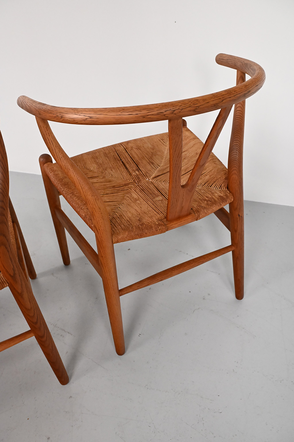72357 Wishbone chairs CH24 07