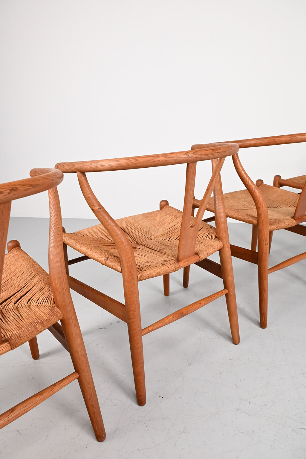 72357 Wishbone chairs CH24 08