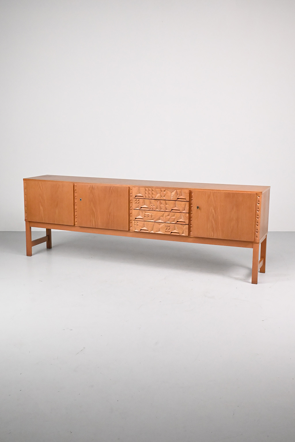 72457 Zweeds Brutalist dressoir 01
