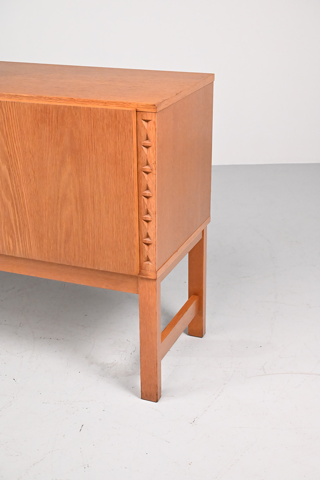 72457 Zweeds Brutalist dressoir 02