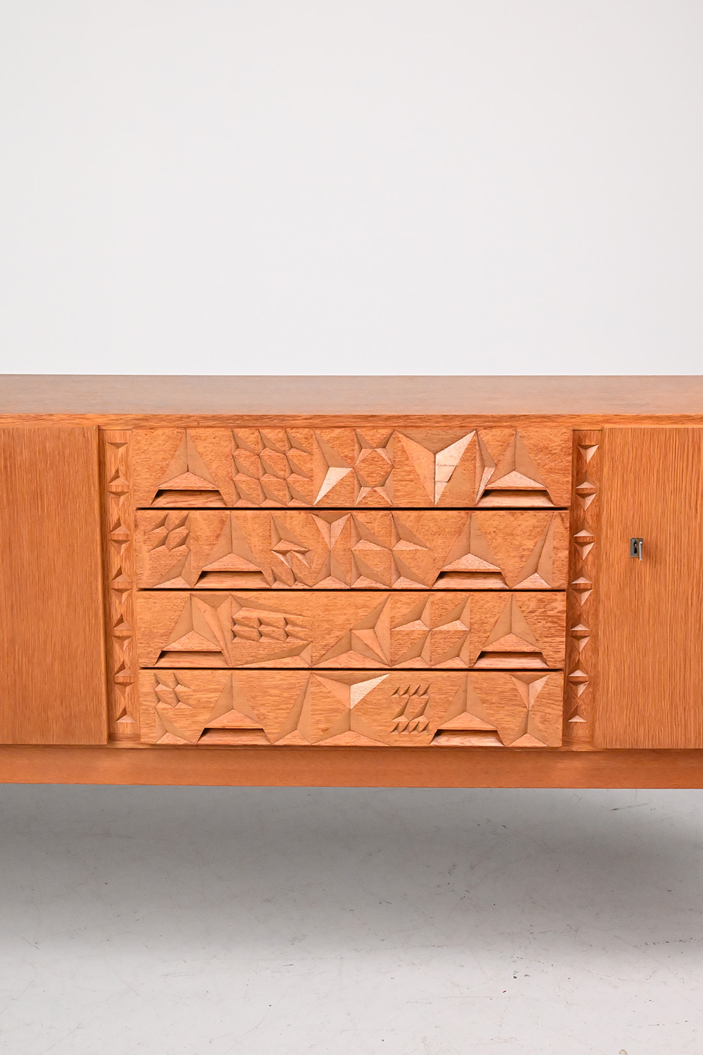 72457 Zweeds Brutalist dressoir 03