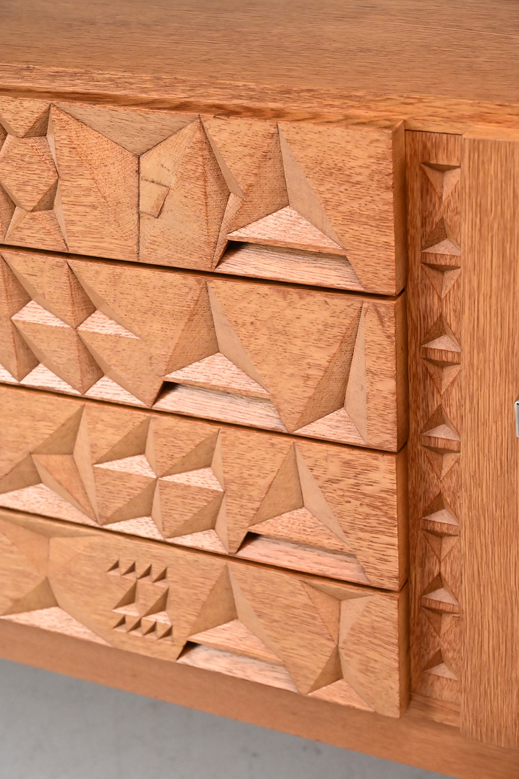 72457 Zweeds Brutalist dressoir 04