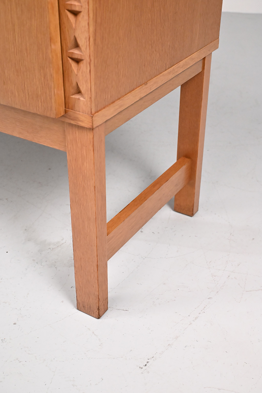 72457 Zweeds Brutalist dressoir 06