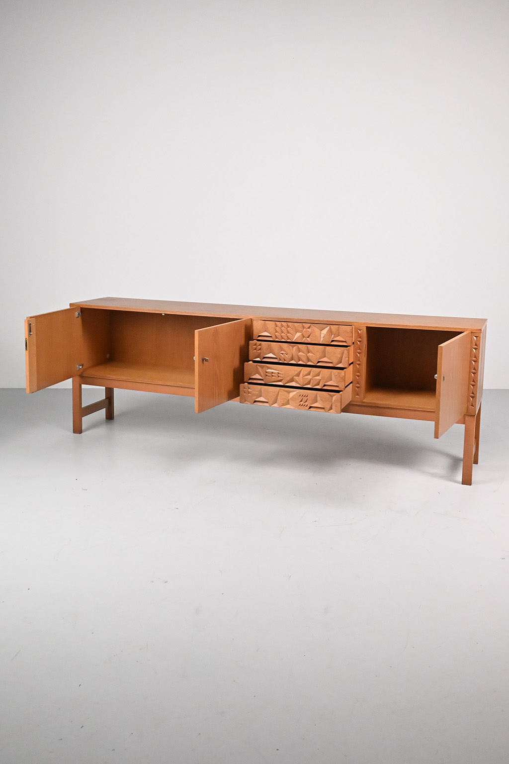 72457 Zweeds Brutalist dressoir 07