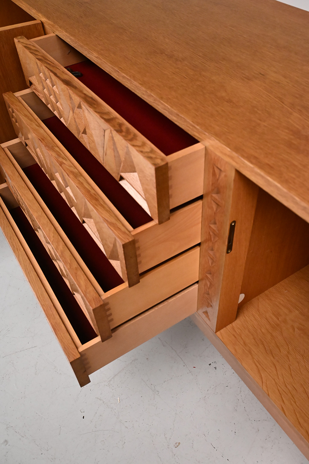 72457 Zweeds Brutalist dressoir 08
