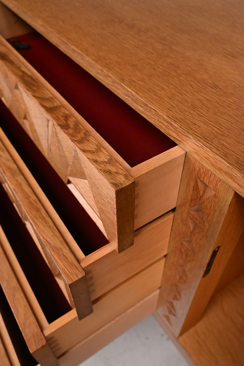 72457 Zweeds Brutalist dressoir 09
