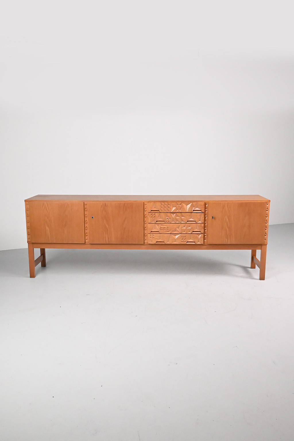 72457 Zweeds Brutalist dressoir 11