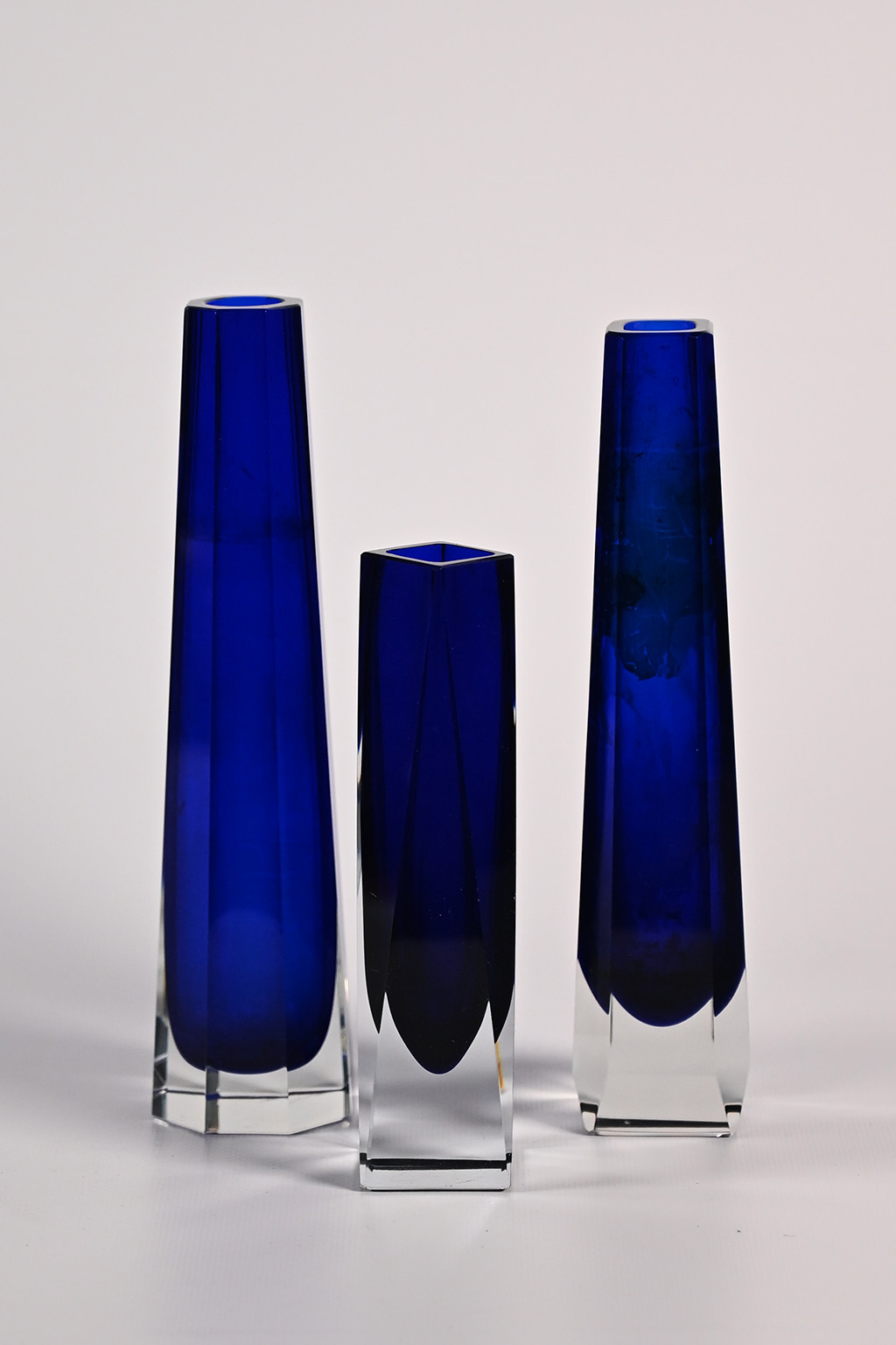 72476 3 Blauwe glazen vaasjes 01