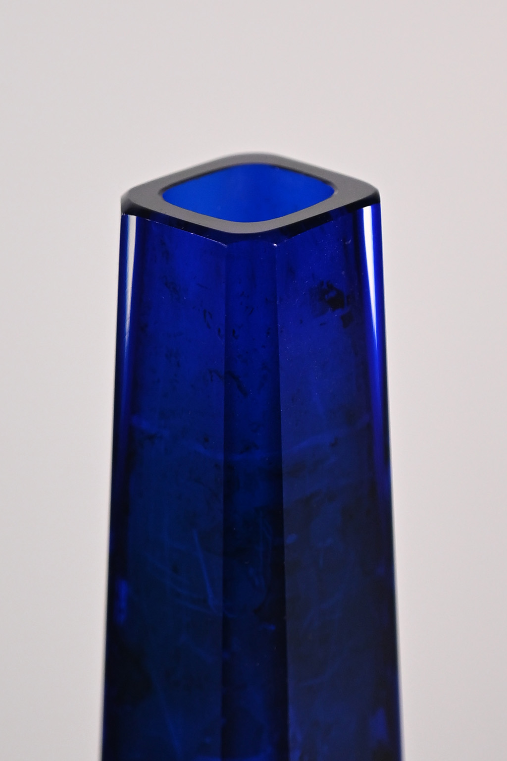 72476 3 Blauwe glazen vaasjes 07
