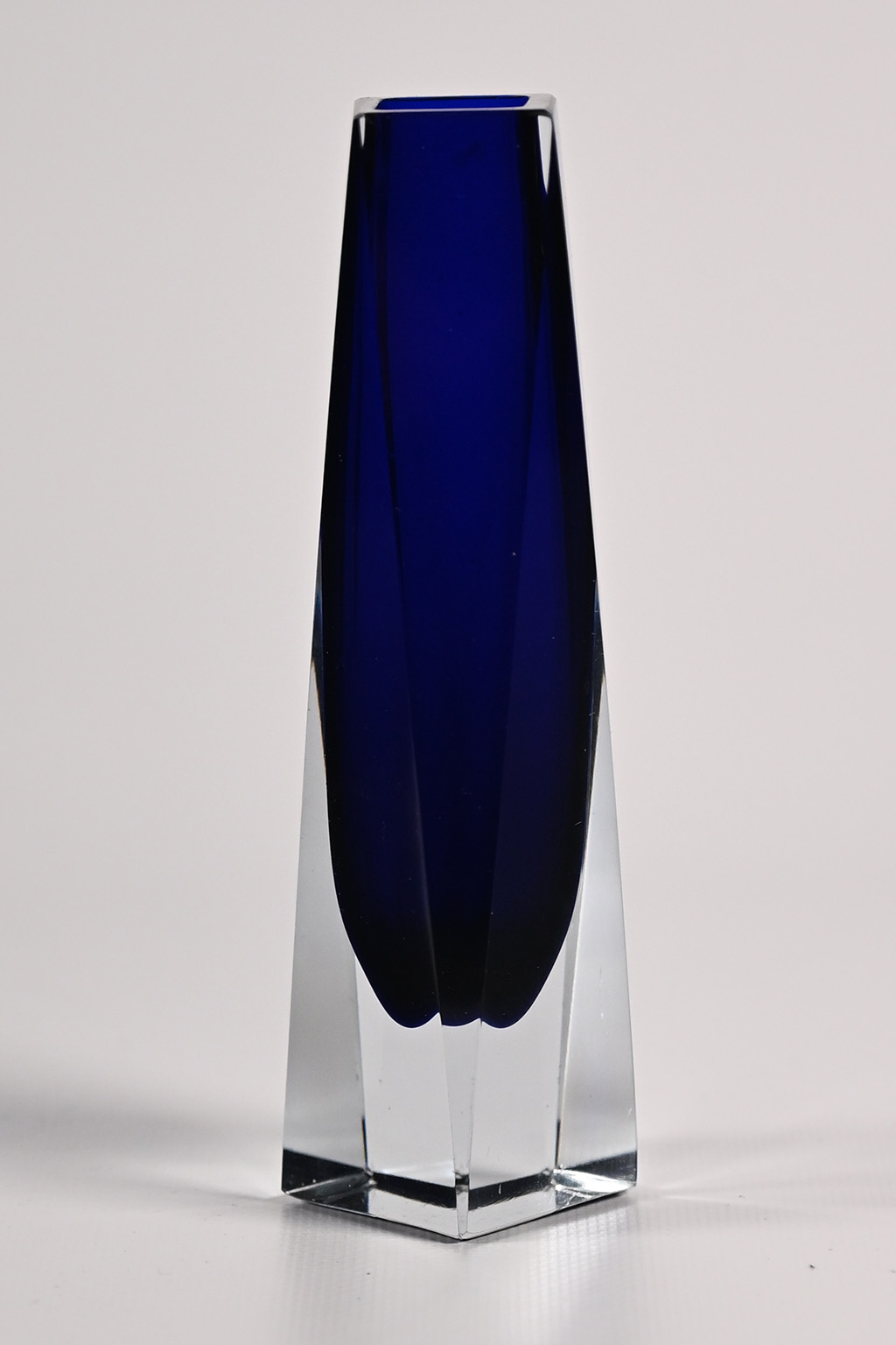 72476 3 Blauwe glazen vaasjes 08