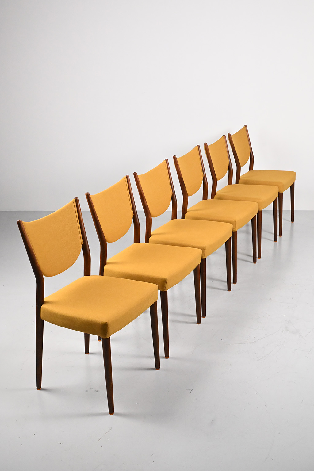 72537 Chr_Larsen stoelen 01