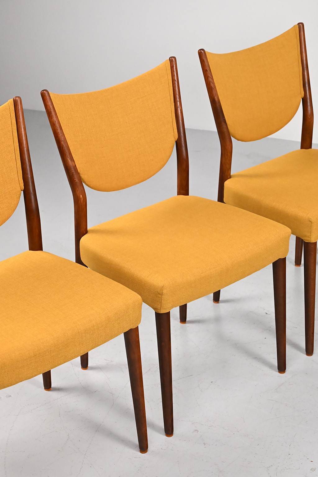 72537 Chr_Larsen stoelen 02