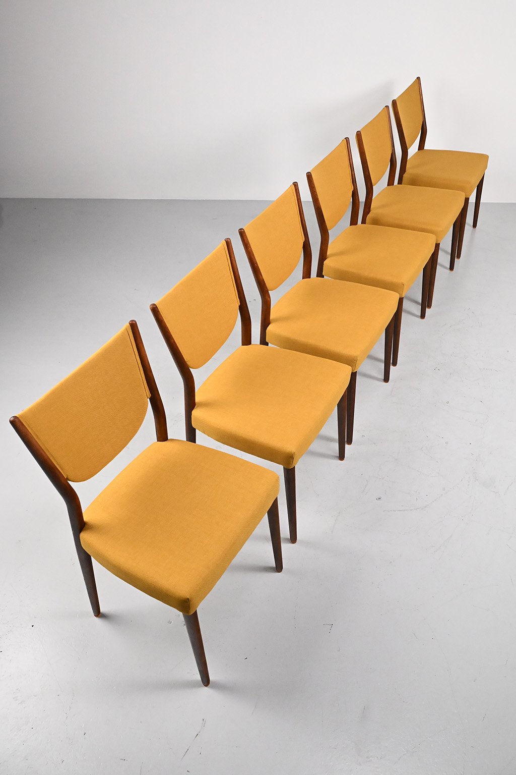 72537 Chr_Larsen stoelen 03