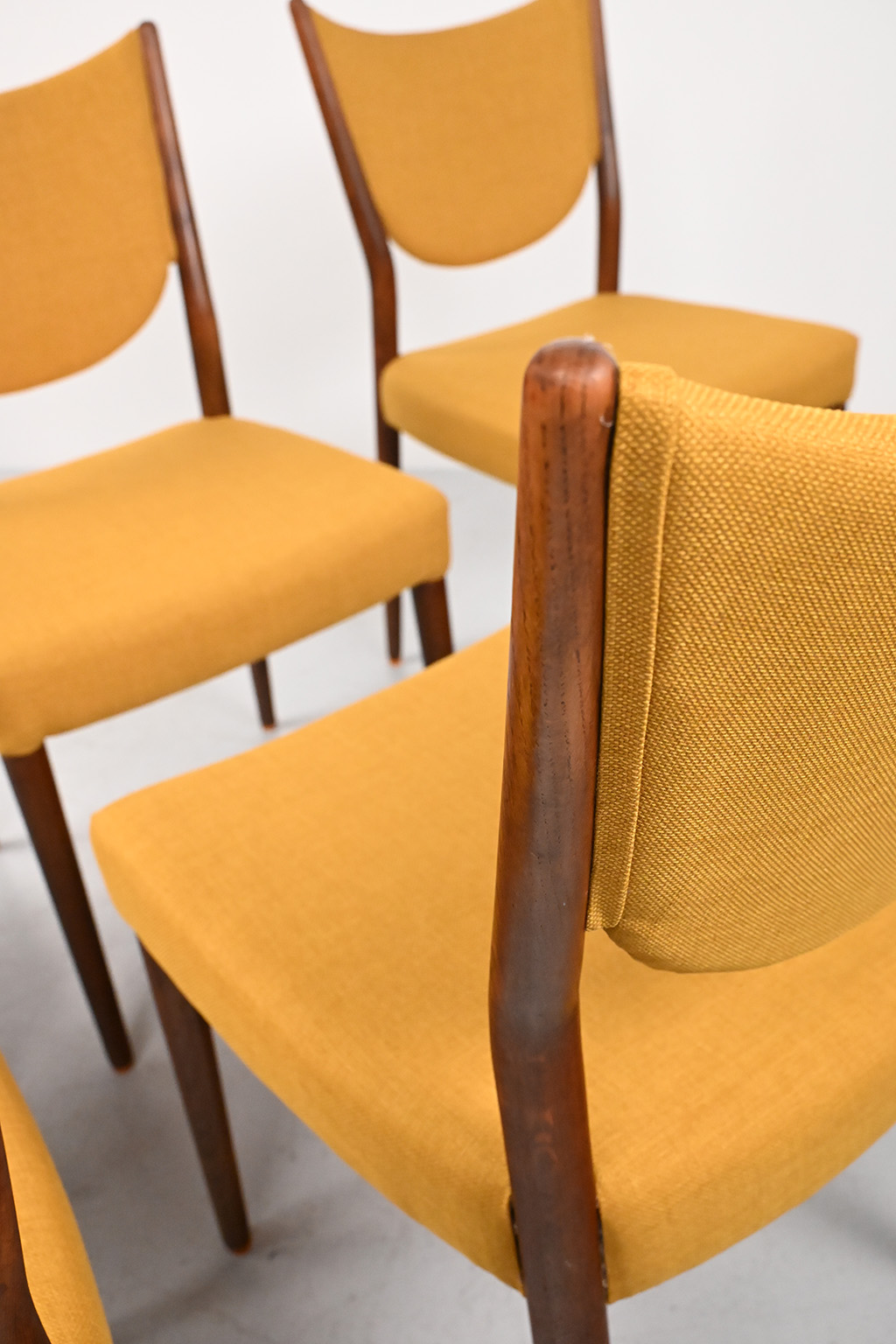 72537 Chr_Larsen stoelen 08