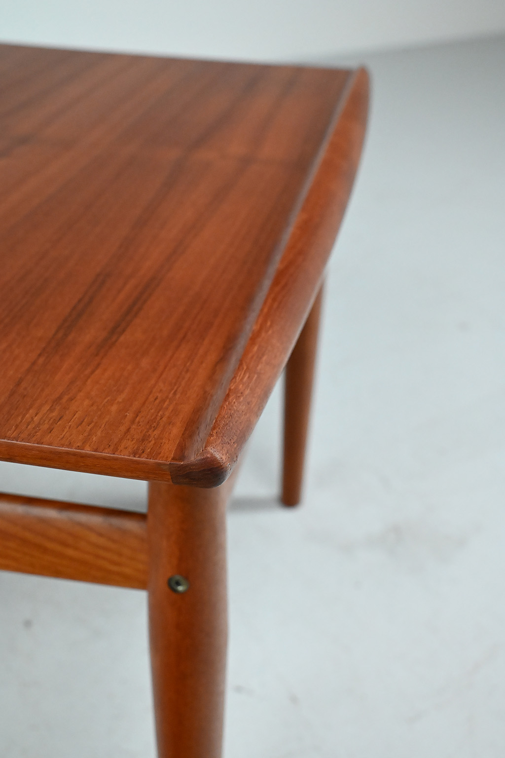 72498 Grete Jalk salontafel 09