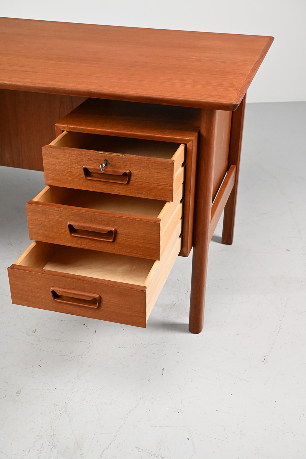 72558 Deens teak bureau 14