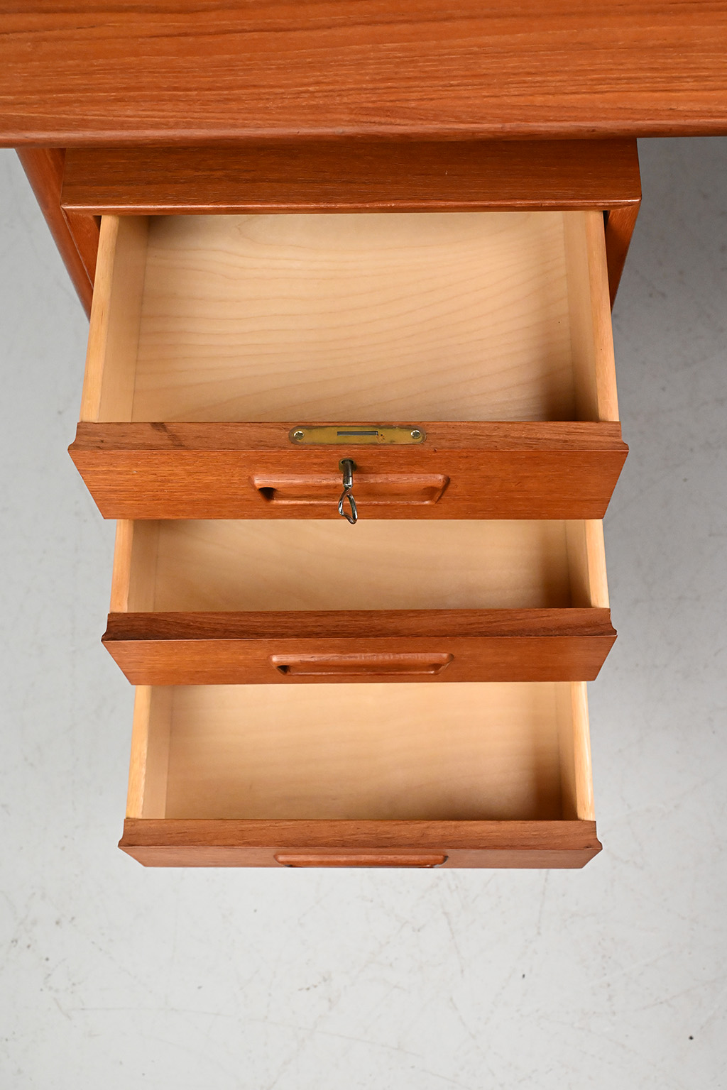 72558 Deens teak bureau 16