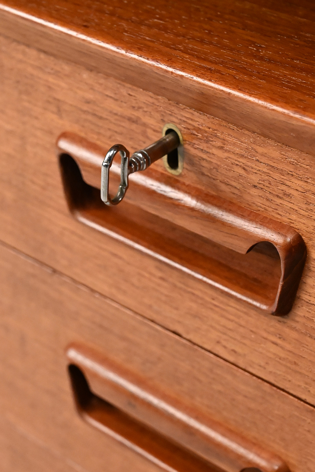 72558 Deens teak bureau 17