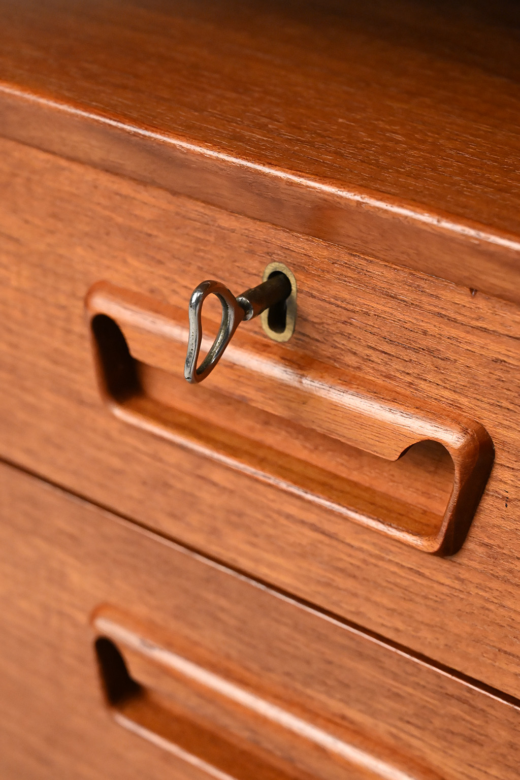 72558 Deens teak bureau 18